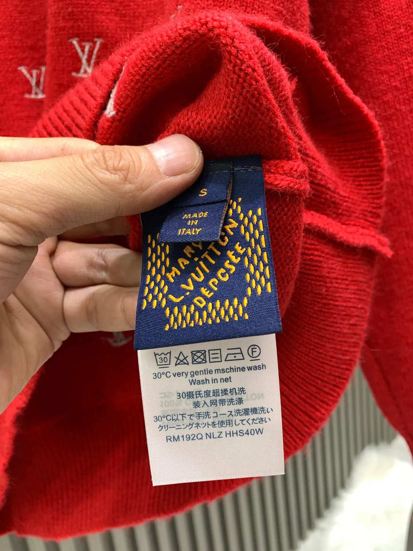 🅿️340 🀄️ Louis Vuitton 25* New New Year's style early autumn loose casual sports crew neck pullover Classic old flower all-over printed pattern Complex logo embroidery on the whole body Recommended by many Internet celebrity upper body Full of atmosphere and in place details Super correct fit Standard for early spring Heavy washing process is soft and comfortable Soft touch The upper body is not tight The fabric texture is tough The upper body is wide and comfortable The silhouette is cut to look slim and stylish It is washable and not easy to fall off. It is super fashionable and versatile, giving it a fashionable street feel. The overall loose fit. If you like it, don’t miss it. A must-have item in red for the Chinese New Year.